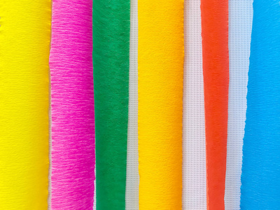 彩纸条装饰在船上照片