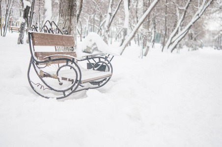 冬天雪中的长凳