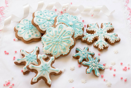 圣诞装饰与饼干在雪花和星星的形状在白色背景