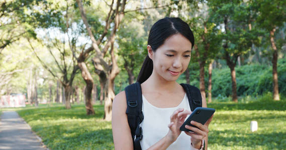 在公园里用智能手机的女人