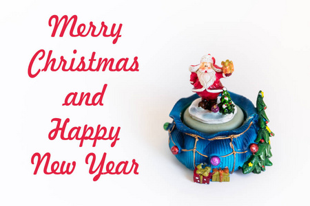 可爱的玩具圣诞老人与白色背景隔离，上面写着圣诞快乐和新年快乐
