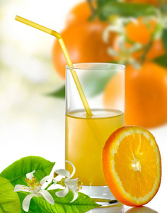 橙汁和橘子特写图片