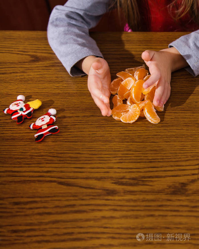 小女孩正在为新年准备甜点吃橘子的女孩