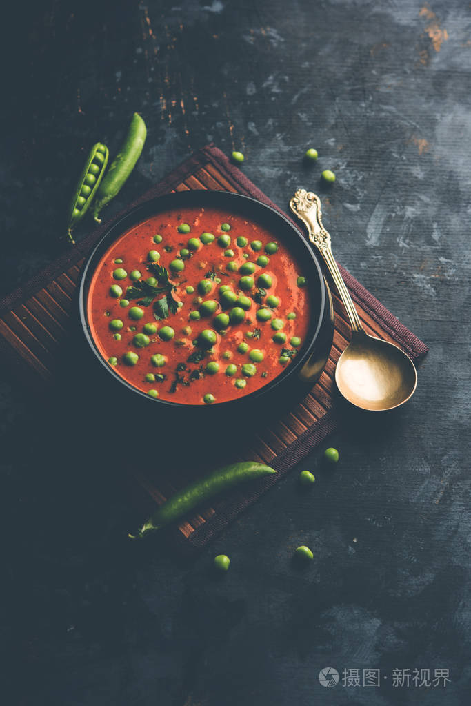绿皮咖喱玛塔玛萨拉在一个碗里提供穆迪背景。选择性聚焦