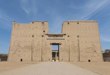 埃德福古埃及霍鲁斯神庙入口处墙上的象形文字雕刻