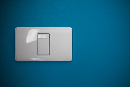 简单的灯光在蓝色墙壁上切换白色，并复制空间