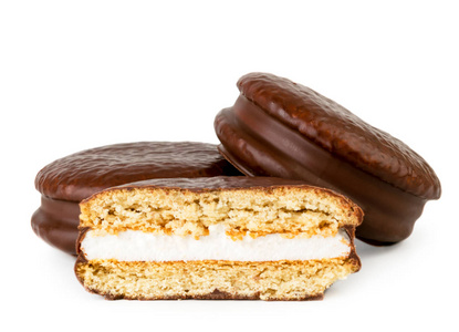 巧克力饼干三明治和一半在一个白色, 被隔绝