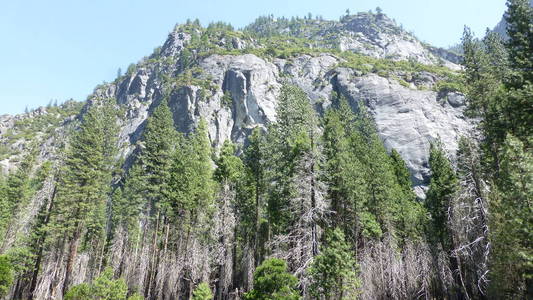 可怕的自然岩石山景，多云的天空