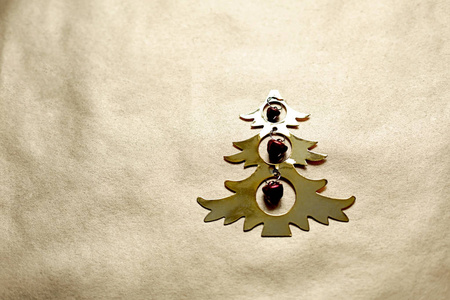圣诞金树纸背景假日概念俯视图图片