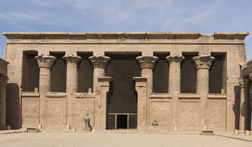 在埃德福古埃及霍勒斯神庙入口处的墙和柱上的象形文字雕刻
