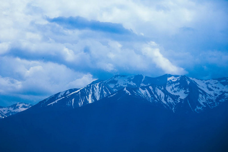 美丽的高山冰峰与雪夏时蓝天背景。