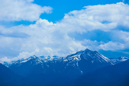 美丽的高山冰峰与雪夏时蓝天背景。