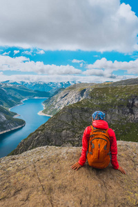 Trolltunga 挪威构成的运动型女人