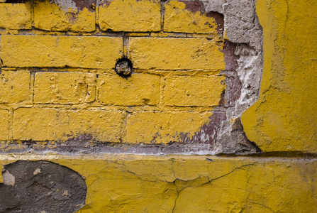 旧砖墙作为背景涂上黄色油漆。 复制空间