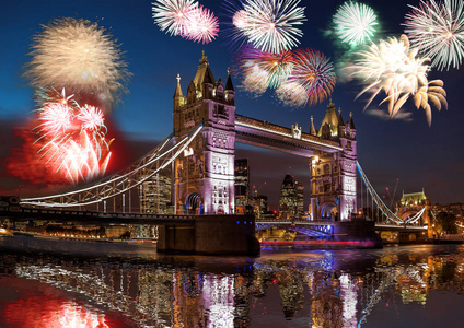 英国伦敦用烟火建造的塔桥(新年庆典)照片