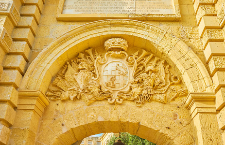 玛迪纳门的石头装饰，上面有大主人安东尼奥曼努埃尔德维尔切纳玛蒂娜马尔塔的手臂