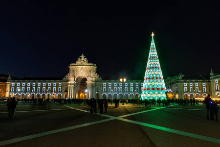 葡萄牙里斯本商业广场上的圣诞树
