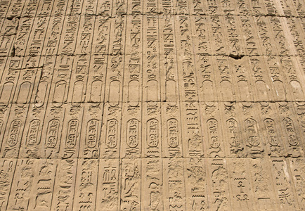 埃德福古埃及霍勒斯庙墙上的象形文字雕刻