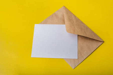 在黄色背景上用卡夫的信封模拟信件或明信片