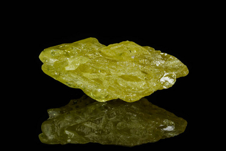 黑色背景上的宏观矿物硫石照片