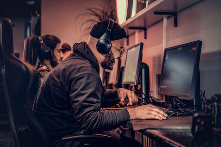 一个年轻的非洲裔美国人, 喜欢和朋友在一起, 在游戏俱乐部或网吧的 p