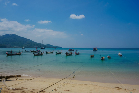 热带普吉岛海岸的船只。 泰国