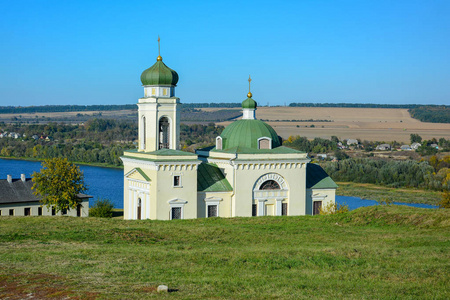 宗教建筑正统基督教大教堂与绿色圆顶。 尼夫斯基教堂