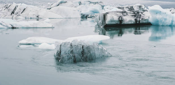 冰川河上巨大的冰块和Jokulsarlon冰川湖上蓝色的冰山。 冰岛Vatnajokull国家公园。