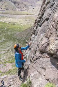 智利圣地亚哥安第斯山脉中部的一个登山者，为了保护第二个登山者在攀登的墙上，一名男子用绳子爬了起来