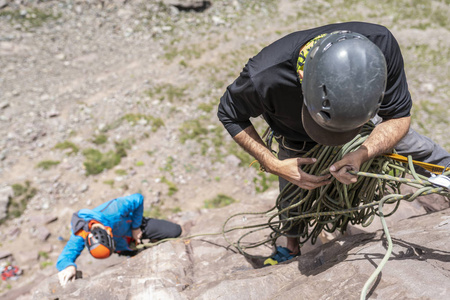 智利圣地亚哥安第斯山脉中部的一个登山者，为了保护第二个登山者在攀登的墙上，一名男子用绳子爬了起来