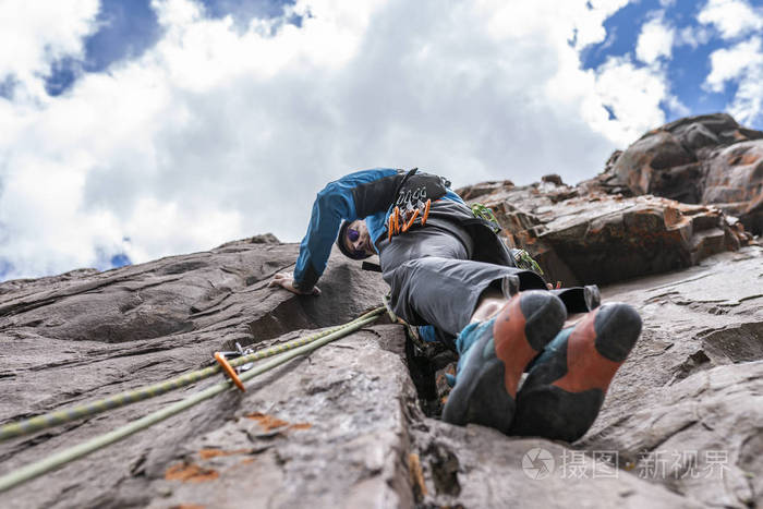 最后一次由男性登山者到达山顶的动作.