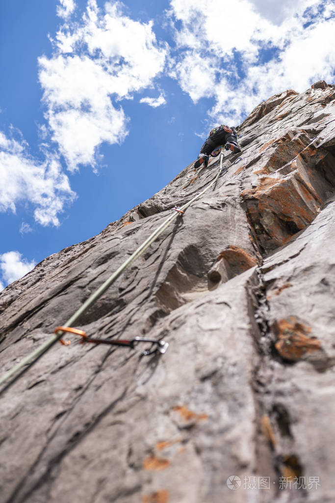 最后一次由男性登山者到达山顶的动作.