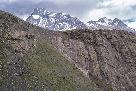 安德斯山谷在智利中部的卡戎德梅波与圣何塞火山峰圣地亚哥智利令人惊叹的山脉和冰川，是一个完美的地方徒步旅行和冒险在偏远的地方。