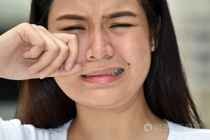 一个泪流满面的女人