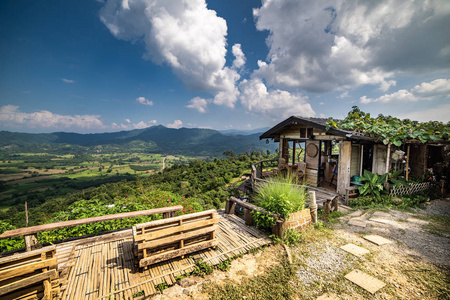 美丽的风景，美丽的山谷，在普兰卡，小小径，咖啡厅，雄伟的风景，如阳光明媚的日子里，风景如画。