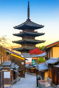 大阪塔日出。 在京都日本，这座宝塔是一座五层宝塔，这是霍坎吉寺的最后残余。