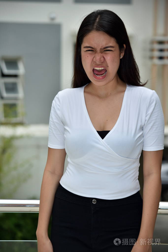 一个心烦意乱的女性