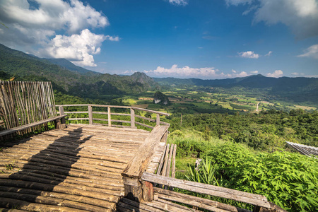 普兰卡山谷的美丽景观，小小径，咖啡厅，阳光灿烂的美丽风景如画