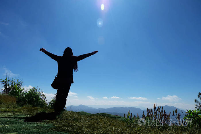 美女仰望天空图片图片