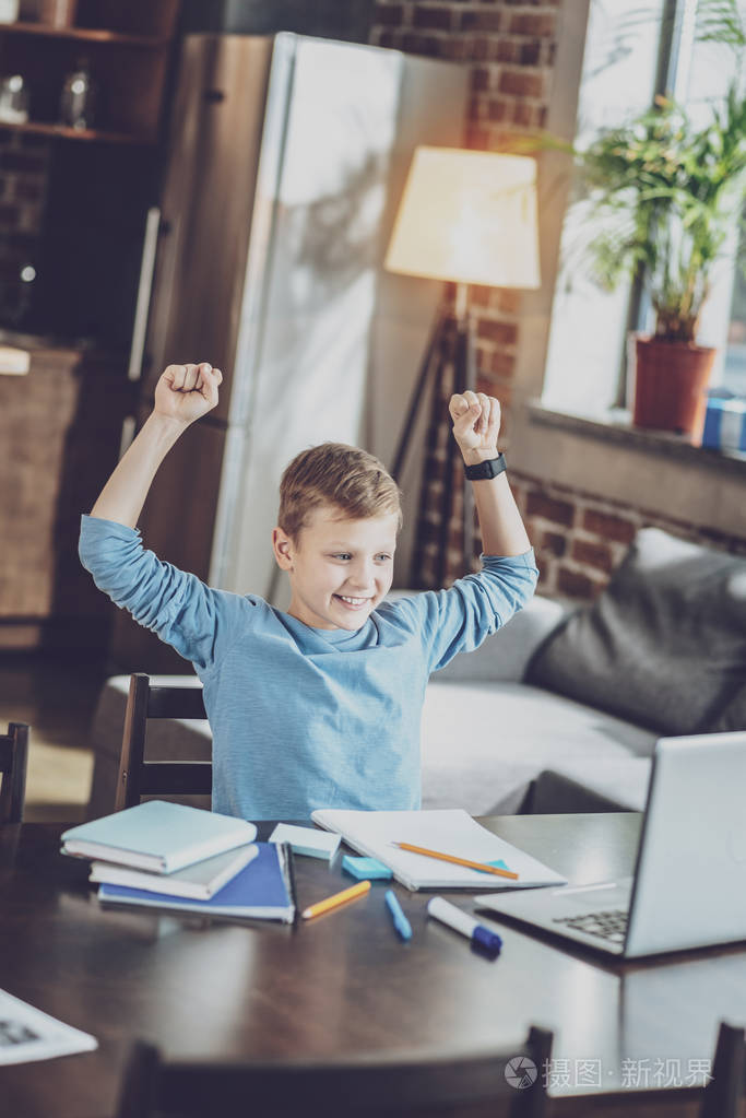 情绪激动的小学生举起双手