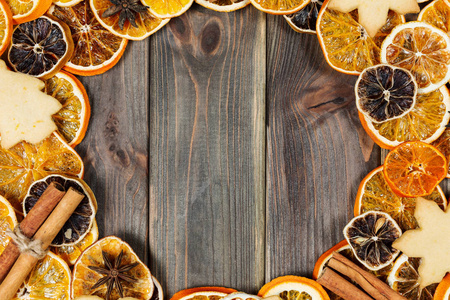 扫把木背景上的干橙片排列成圆圈，俯视