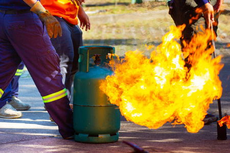 消防队员消防训练:煤气罐着火了照片