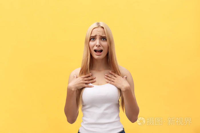 一个愉快的激动的妇女的画像在白衬衫与张开嘴查出在黄色背景照片 正版商用图片15d6d7 摄图新视界 一个愉快的激动的妇女的画像在白衬衫与张开嘴查出在黄色背景照片 正版商用图片15d6d7 摄图新视界