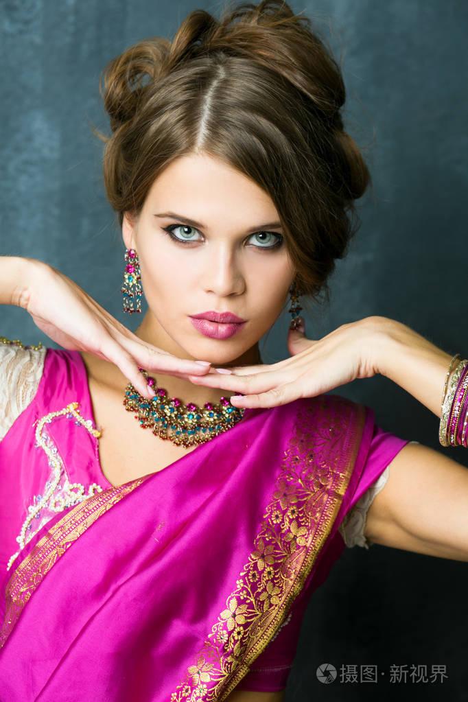 带着美丽珠宝的阿拉伯女孩. 欧洲模式与完美的化妆