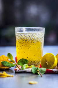 受欢迎的印度饮料加柠檬汁和姜汁
