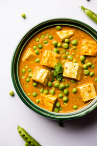 绿豌豆或马塔尔窗格咖喱食谱在碗里供应。 选择性聚焦