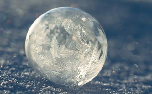 雪上结冰的气泡照片