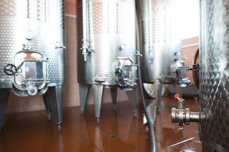葡萄酒发酵罐在酒厂