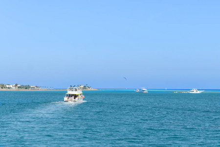 在群岛附近的海上有几艘游船。在美丽的绿松石海洋附近的岛屿的船只