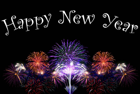 新年快乐的文字与五颜六色的烟花在黑暗的背景。